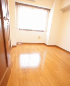 ファースト浅賀403　居間の窓とフローリング